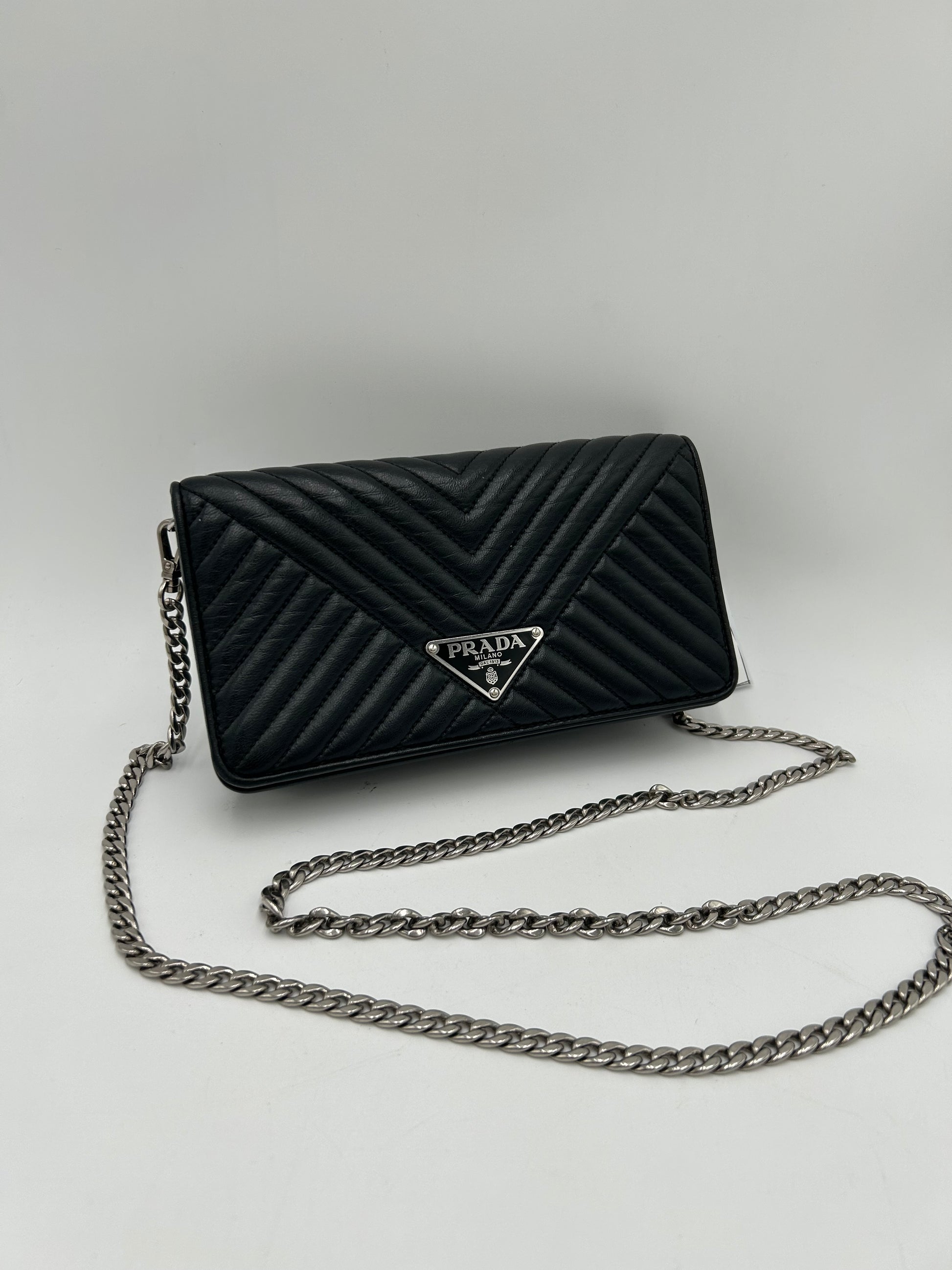 Prada Diagramme Wallet on Chain