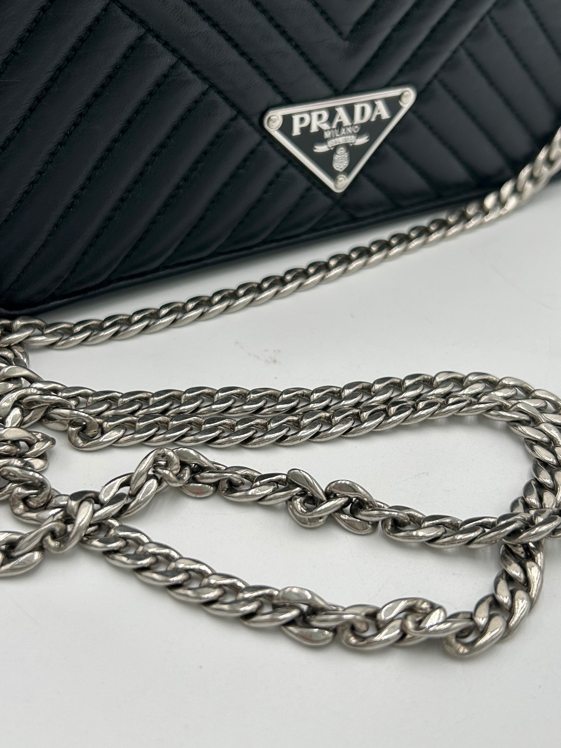 Prada Diagramme Wallet on Chain
