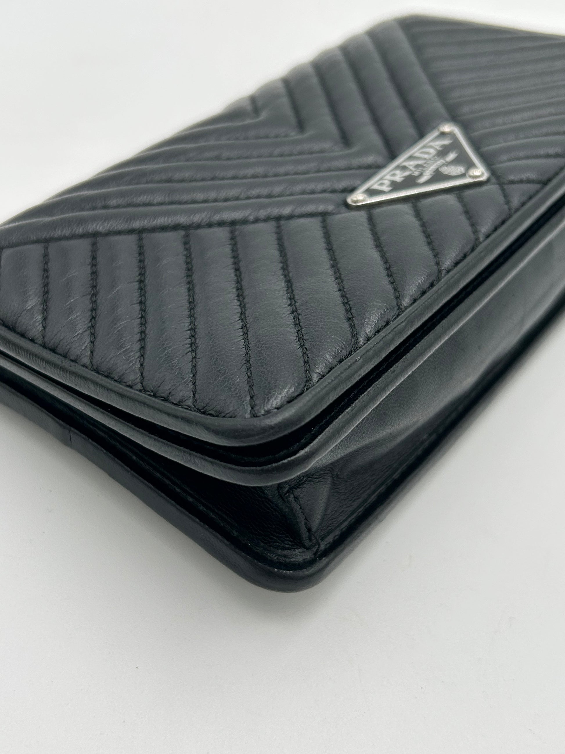Prada Diagramme Wallet on Chain