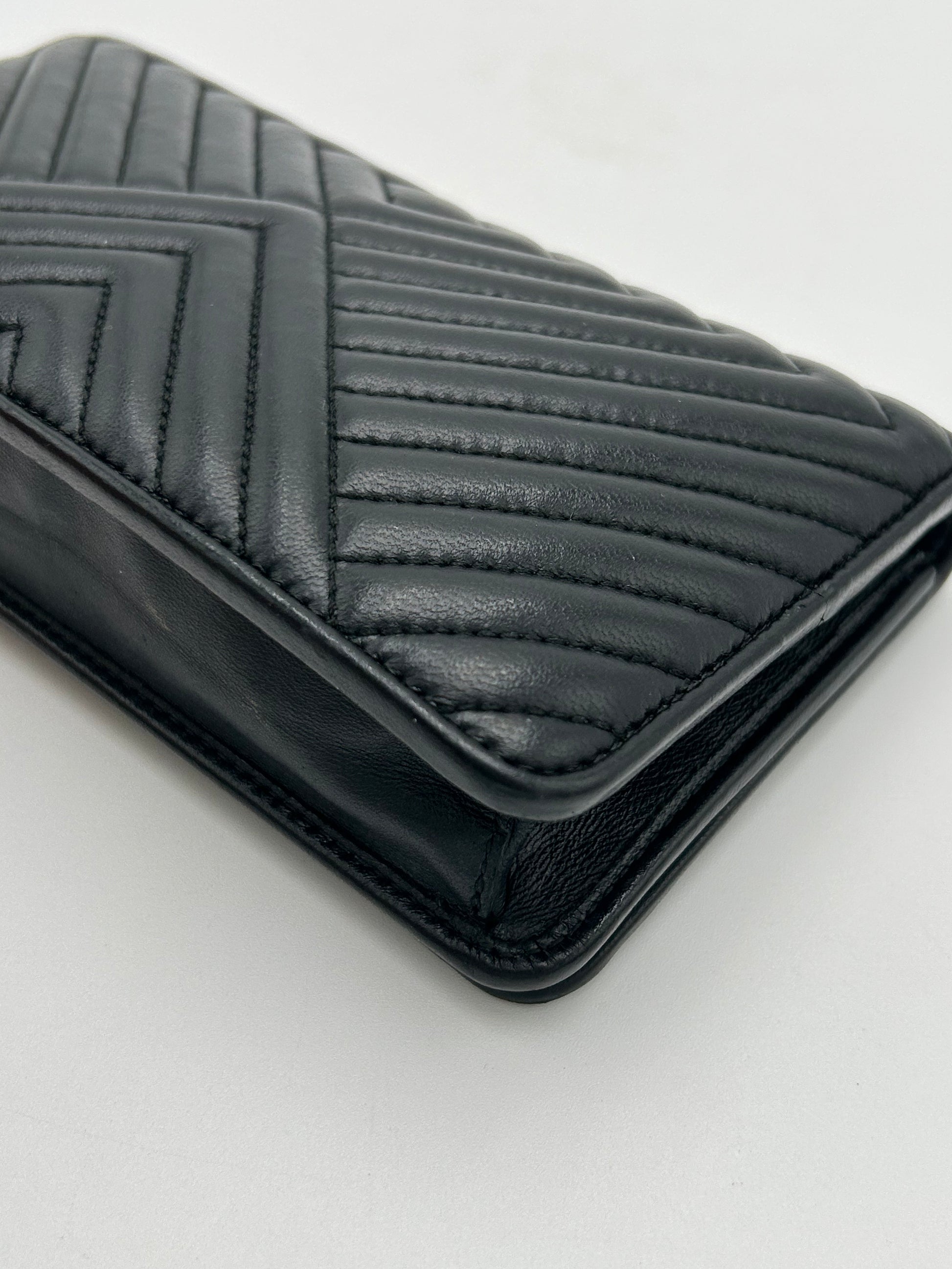 Prada Diagramme Wallet on Chain