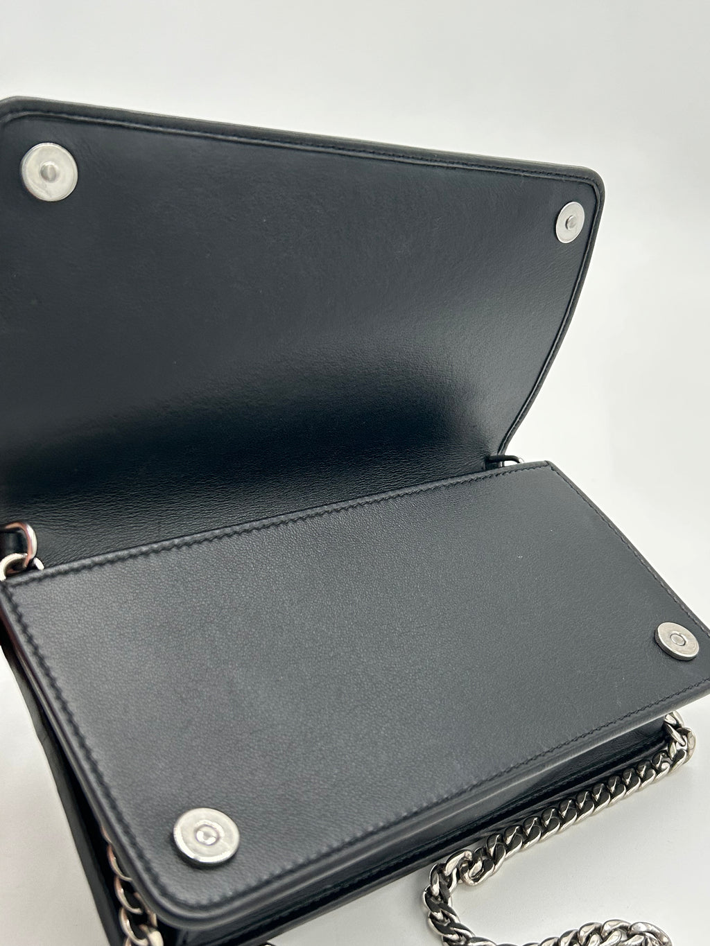 Prada Diagramme Wallet on Chain