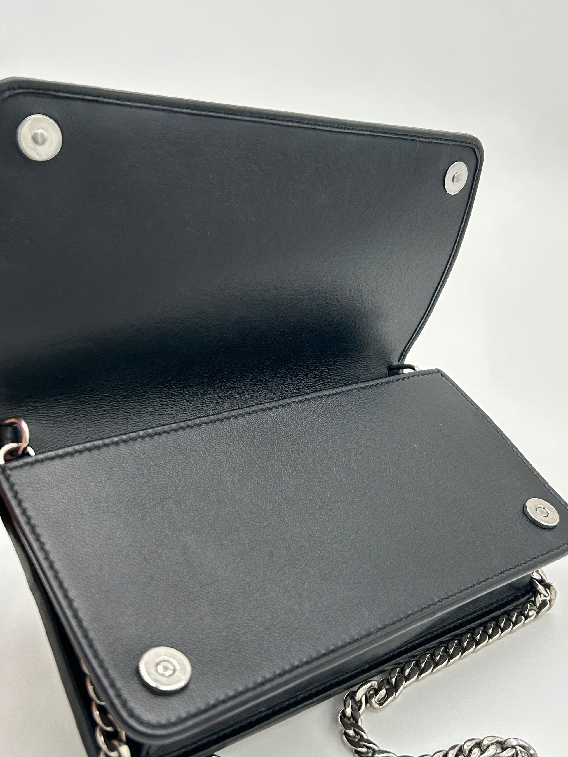 Prada Diagramme Wallet on Chain