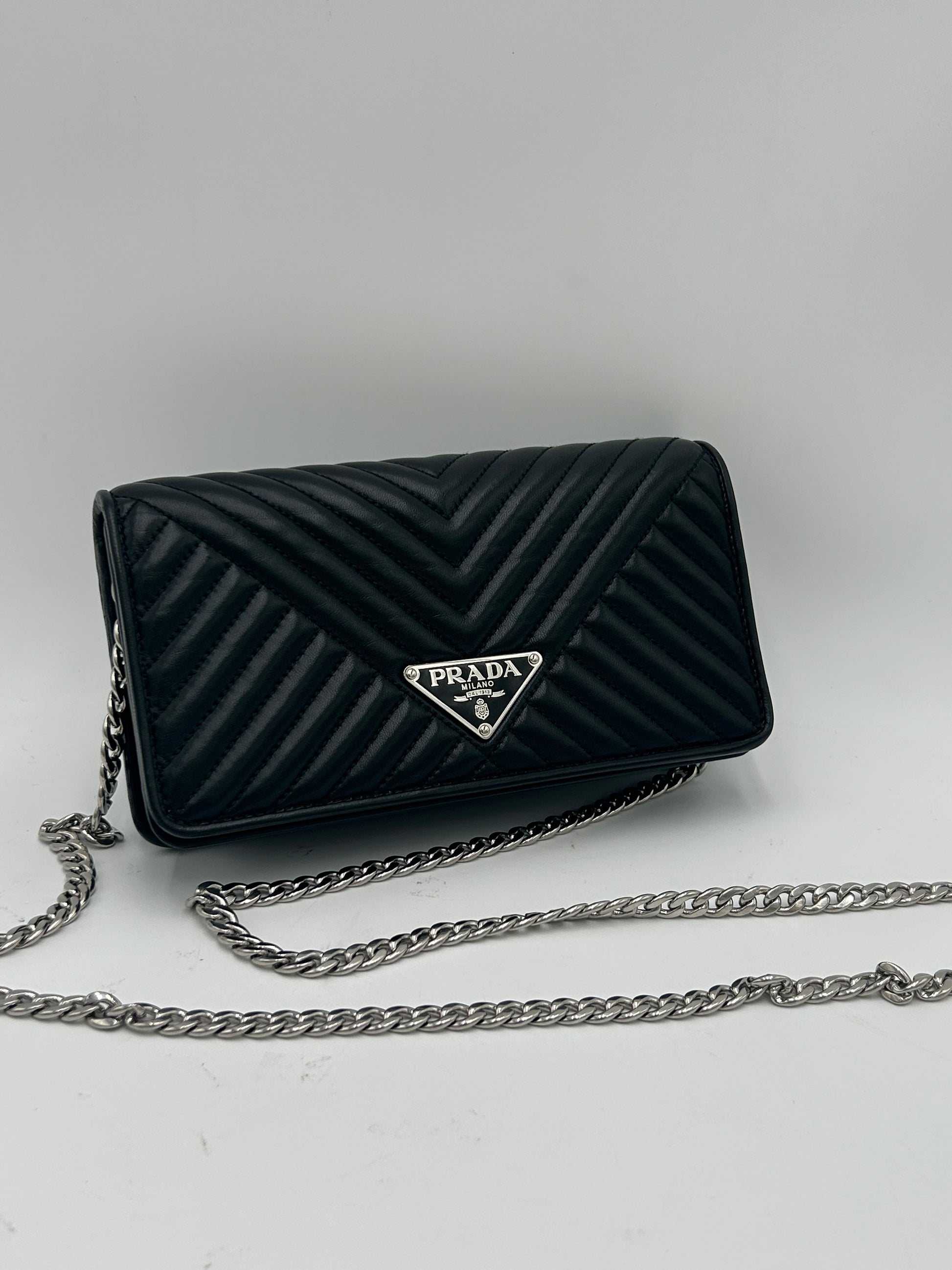 Prada Diagramme Wallet on Chain