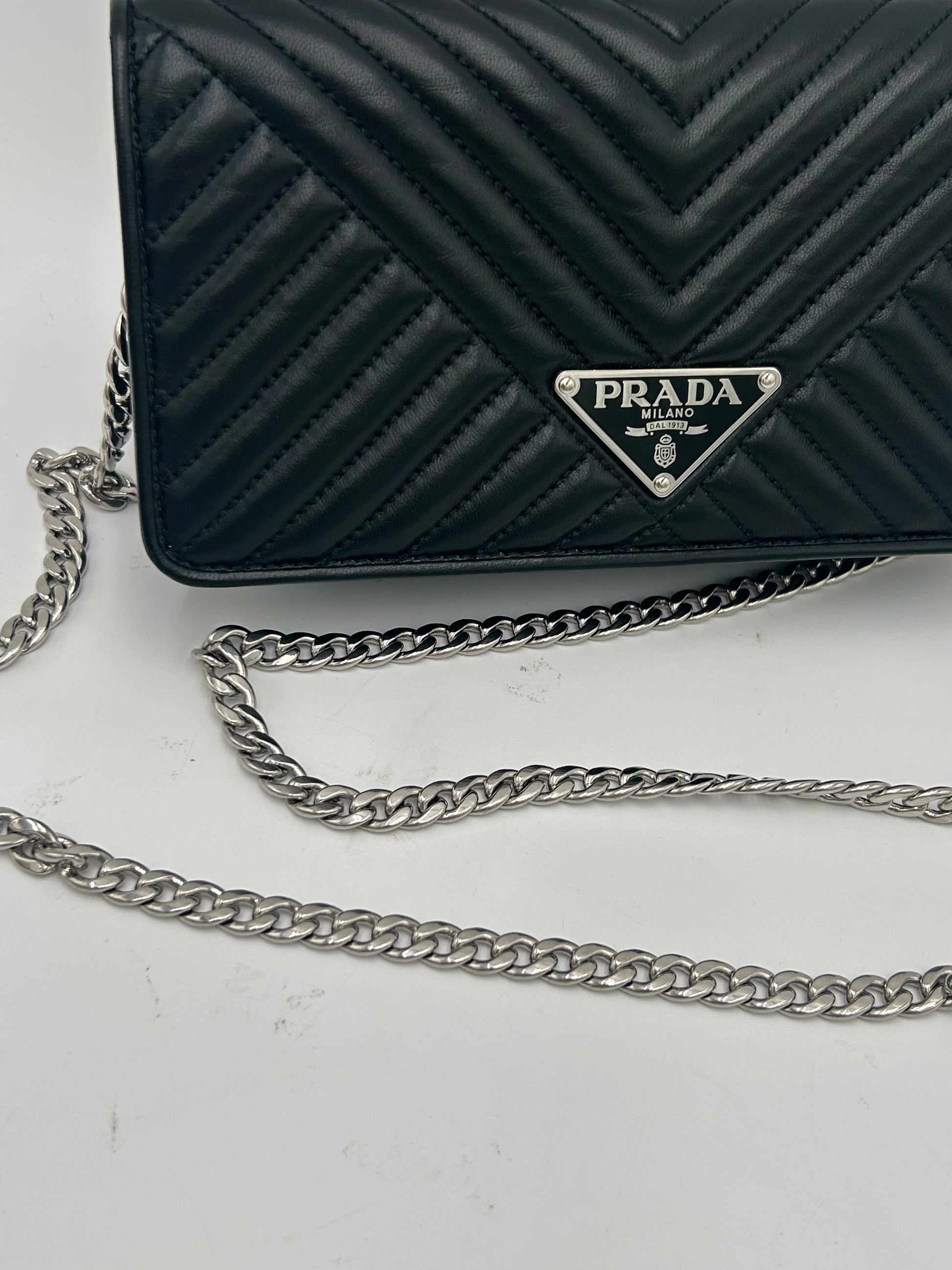 Prada Diagramme Wallet on Chain
