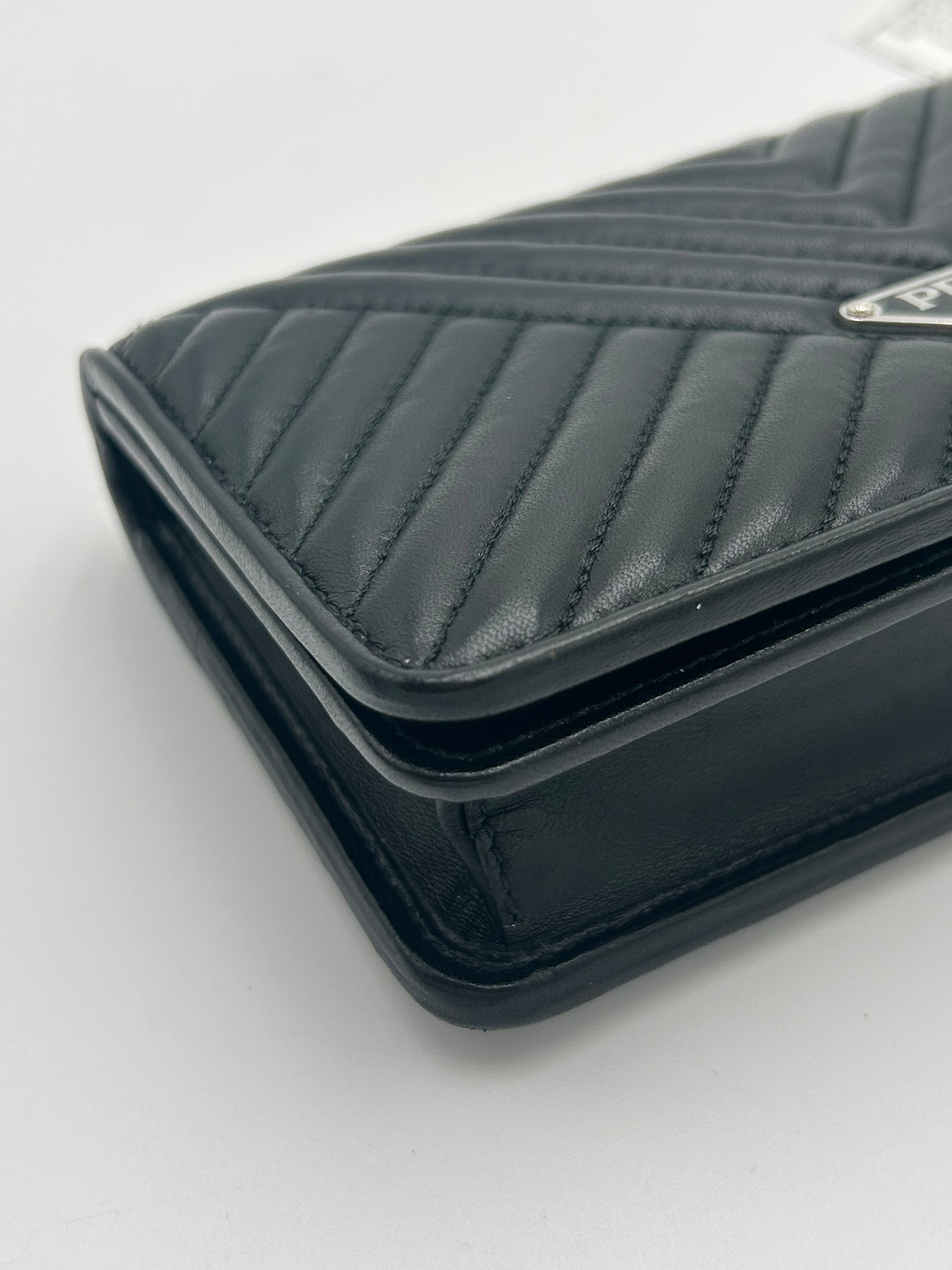 Prada Diagramme Wallet on Chain