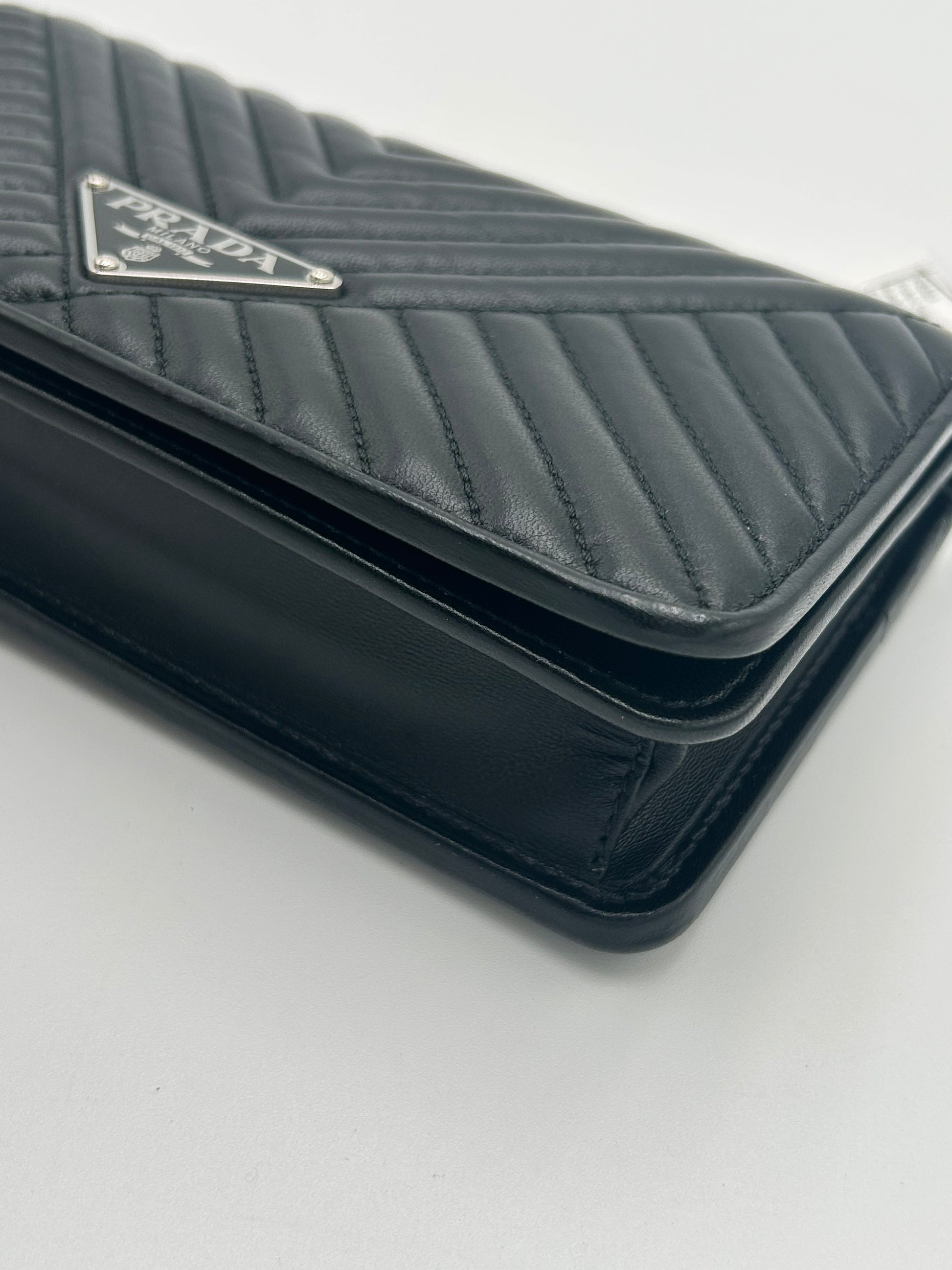 Prada Diagramme Wallet on Chain